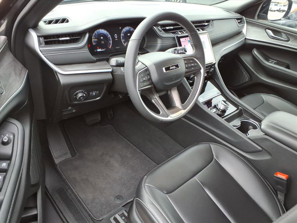 Used 2025 Jeep Grand Cherokee Limited image 14