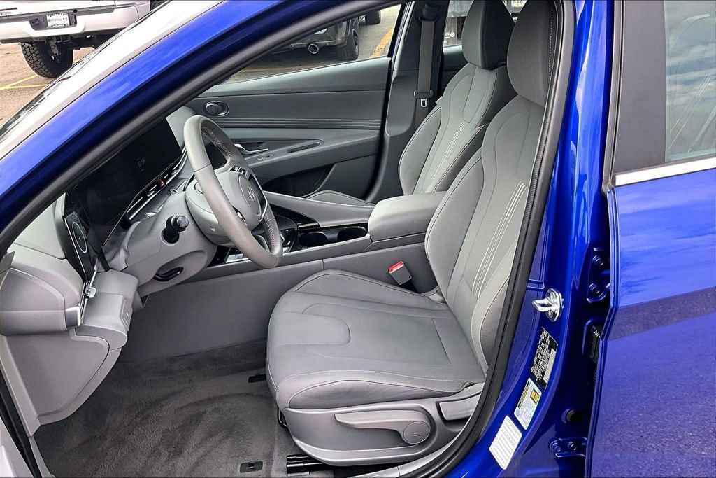 Used 2025 Hyundai Elantra SEL image 21