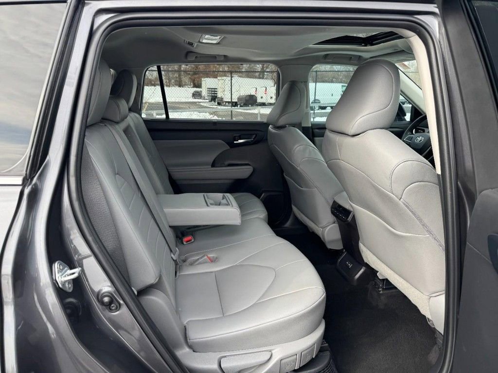 Used 2022 Toyota Highlander XLE image 11