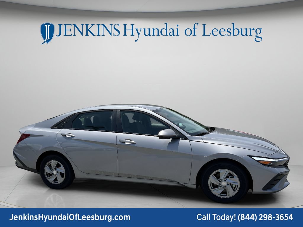 New 2025 Hyundai Elantra SE FWD image 2