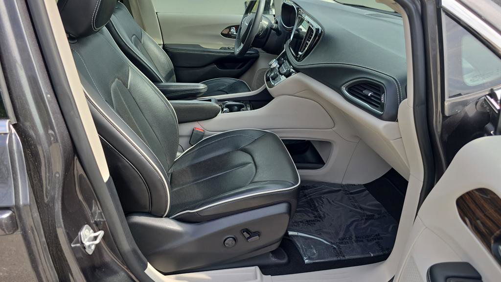 Used 2023 Chrysler Pacifica Limited image 13