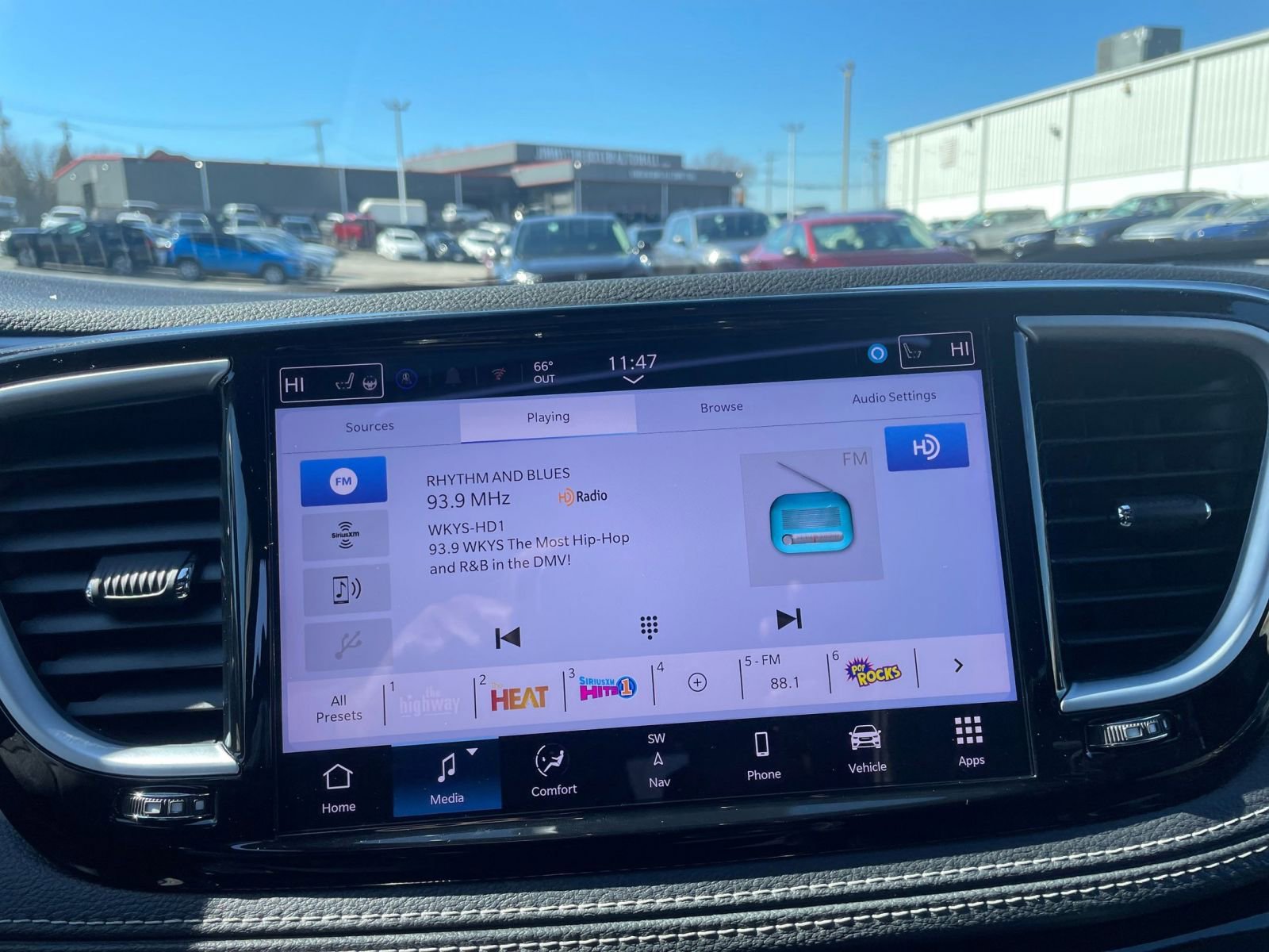 Used 2025 Chrysler Pacifica Limited image 20