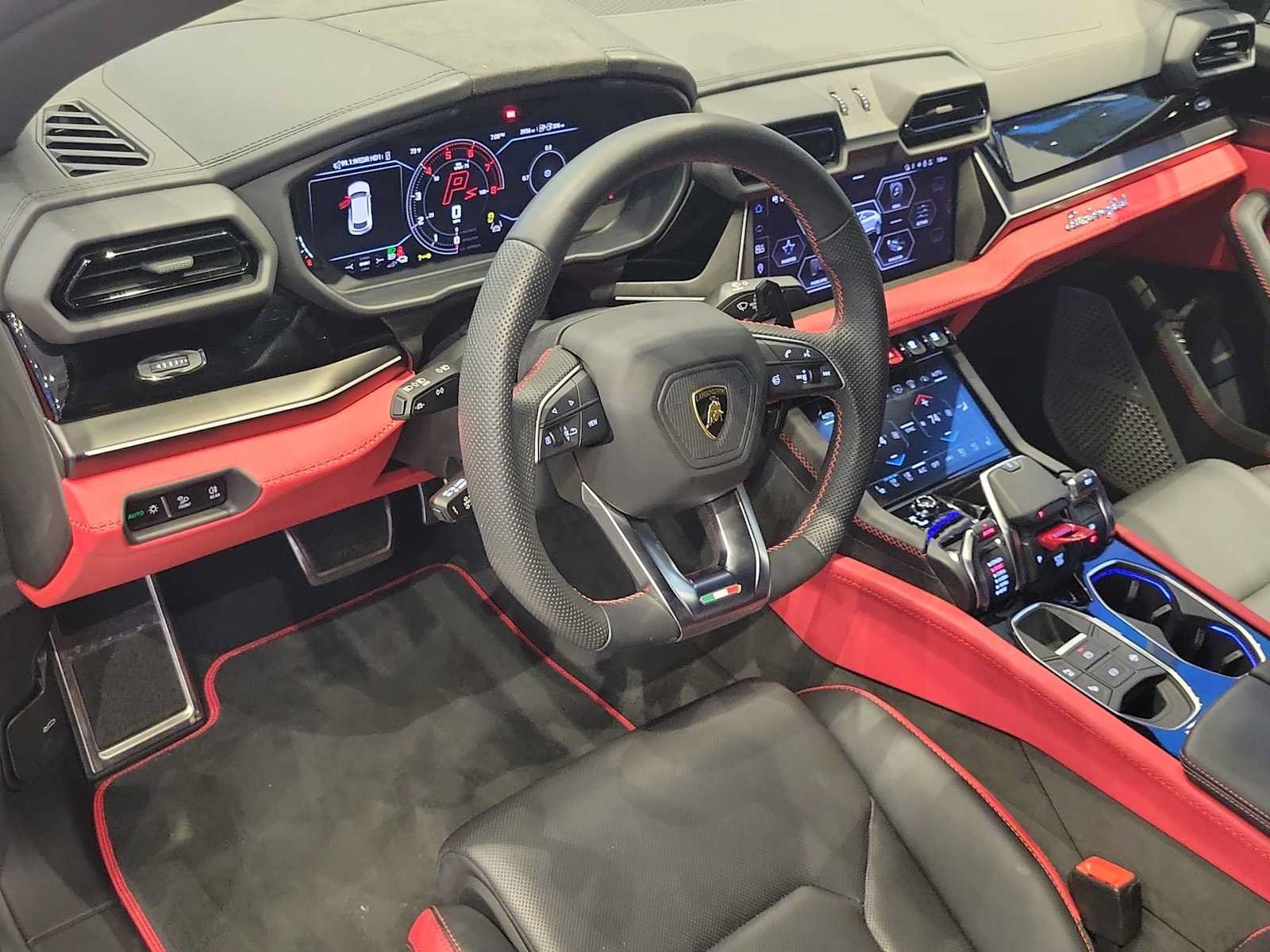 Used 2025 Lamborghini Urus SE AWD/4WD image 2