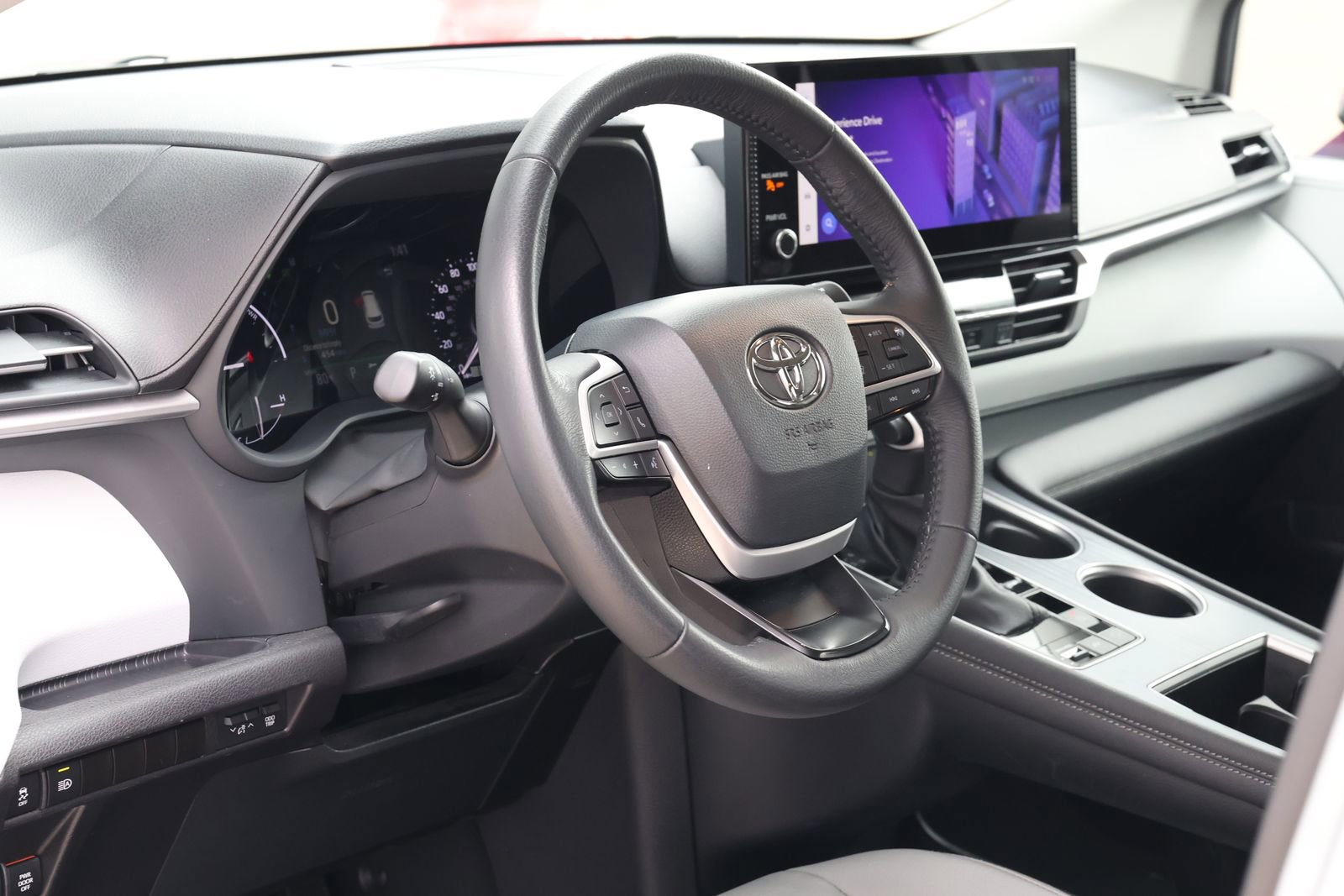 Used 2025 Toyota Sienna XLE image 13