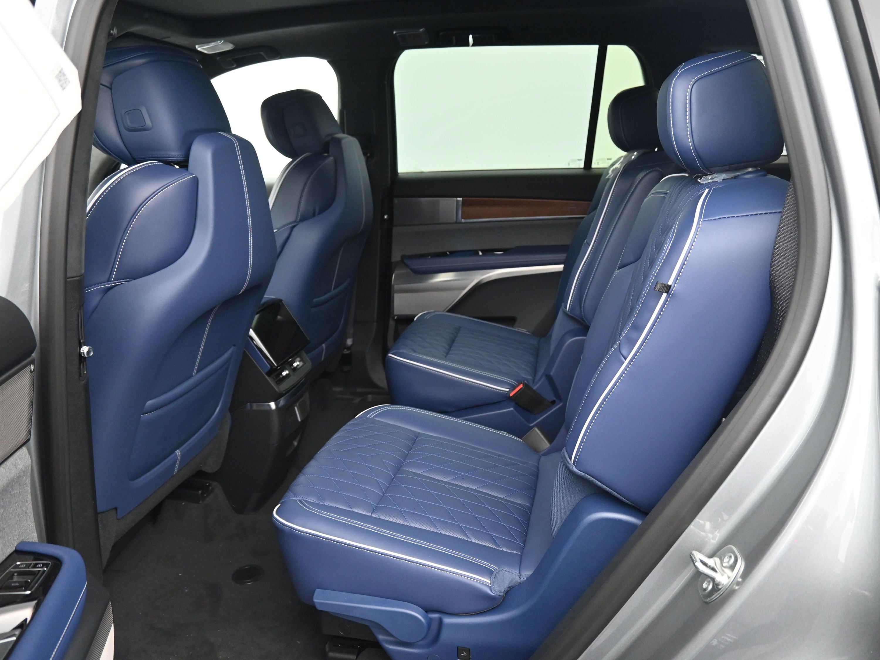 New 2026 Cadillac Vistiq Premium Luxury w/ LPO, Floor Liner Package image 9