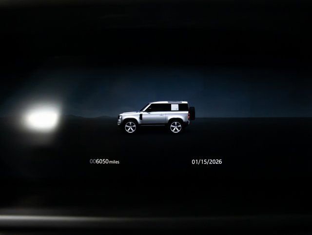 Certified 2025 Land Rover Defender 90 X-Dynamic SE image 17