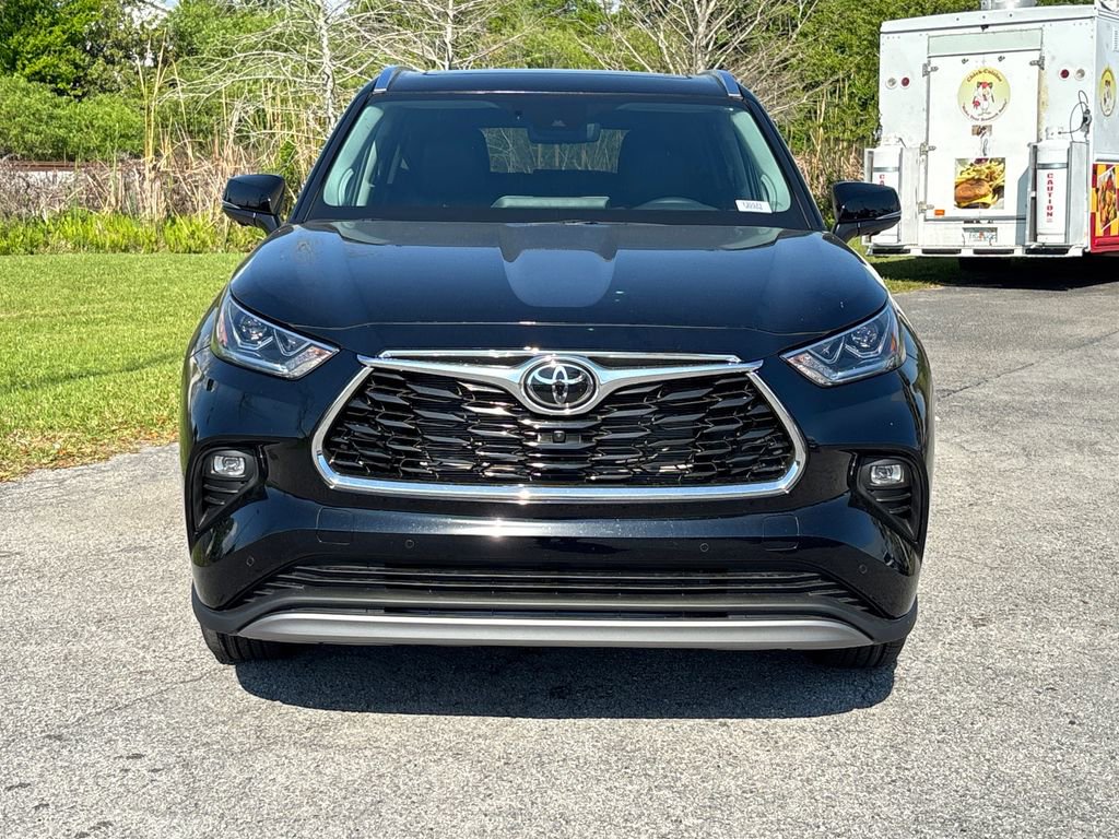 New 2026 Toyota Highlander Platinum image 2