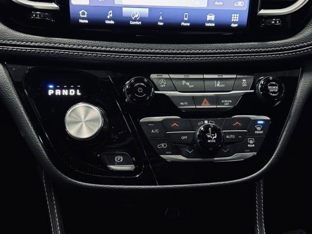 Used 2025 Chrysler Pacifica Limited image 38