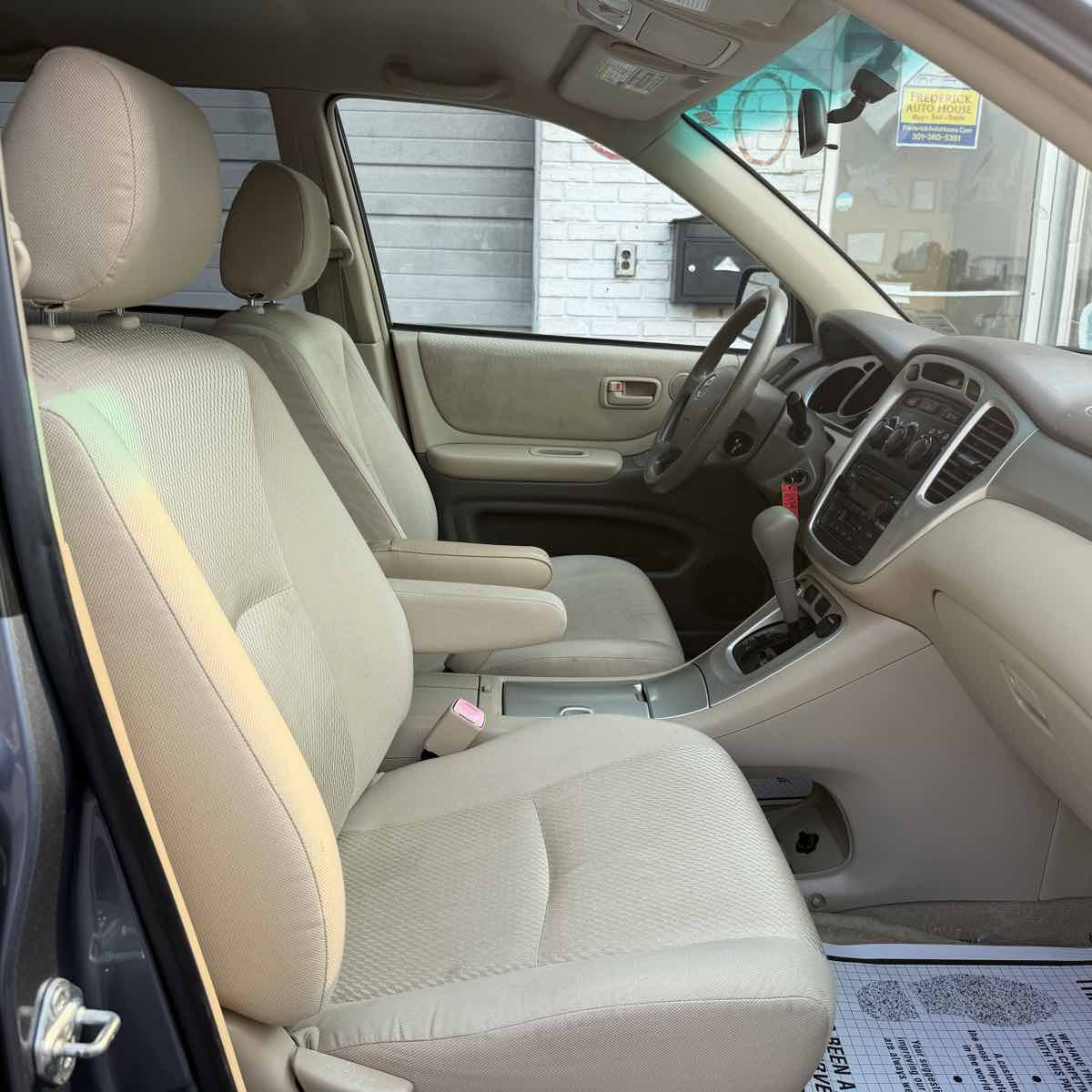 Used 2005 Toyota Highlander 2WD V6 w/ 3rd Row image 10