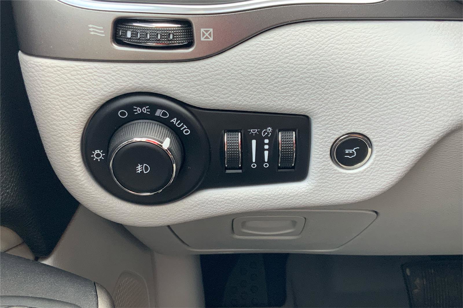 Used 2021 Jeep Cherokee Latitude Lux w/ Comfort/Convenience Group AWD/4WD image 16