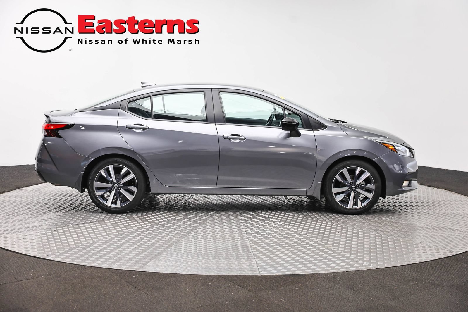 Used 2021 Nissan Versa SR FWD image 4