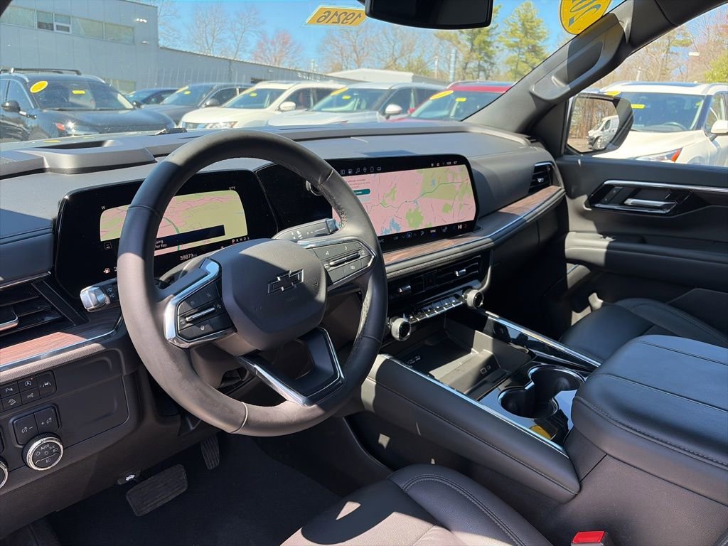 Used 2025 Chevrolet Suburban Z71 image 12