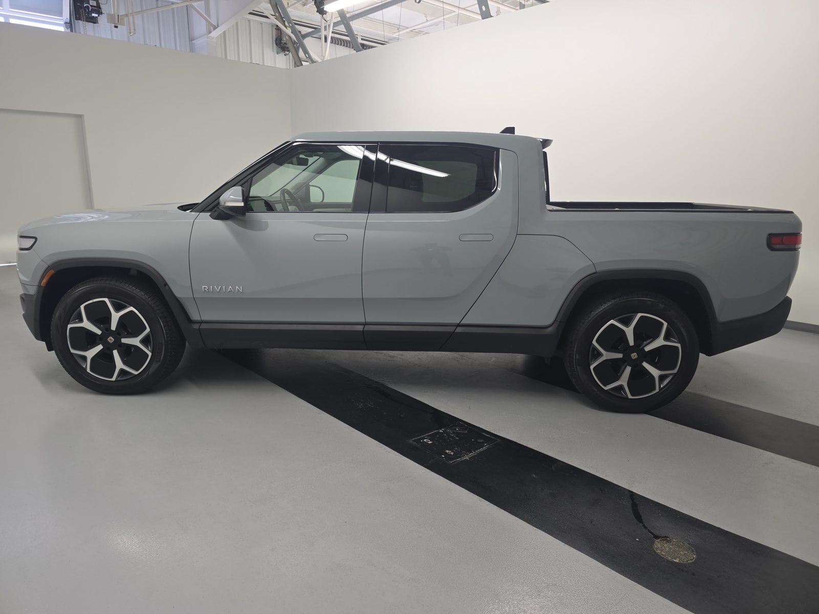 Used 2024 Rivian R1T Adventure Dual AWD/4WD image 2
