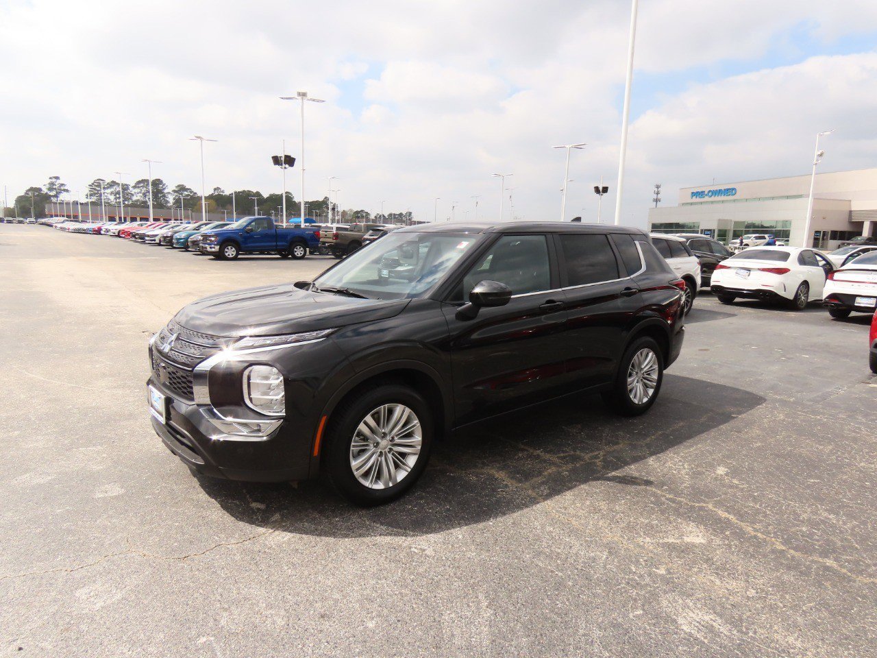 Used 2024 Mitsubishi Outlander ES image 2