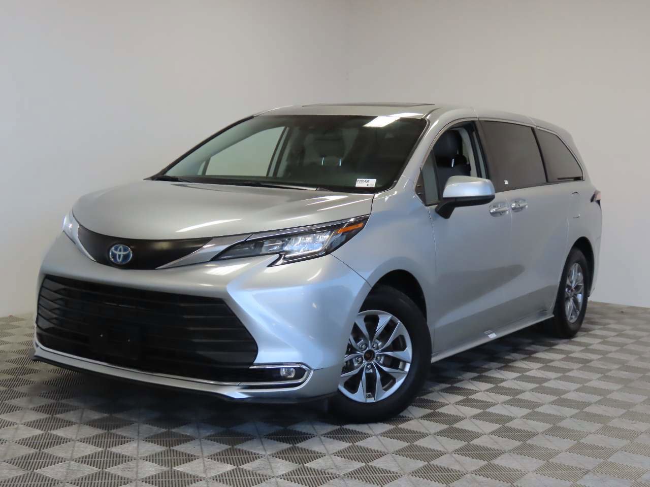 Used 2022 Toyota Sienna XLE