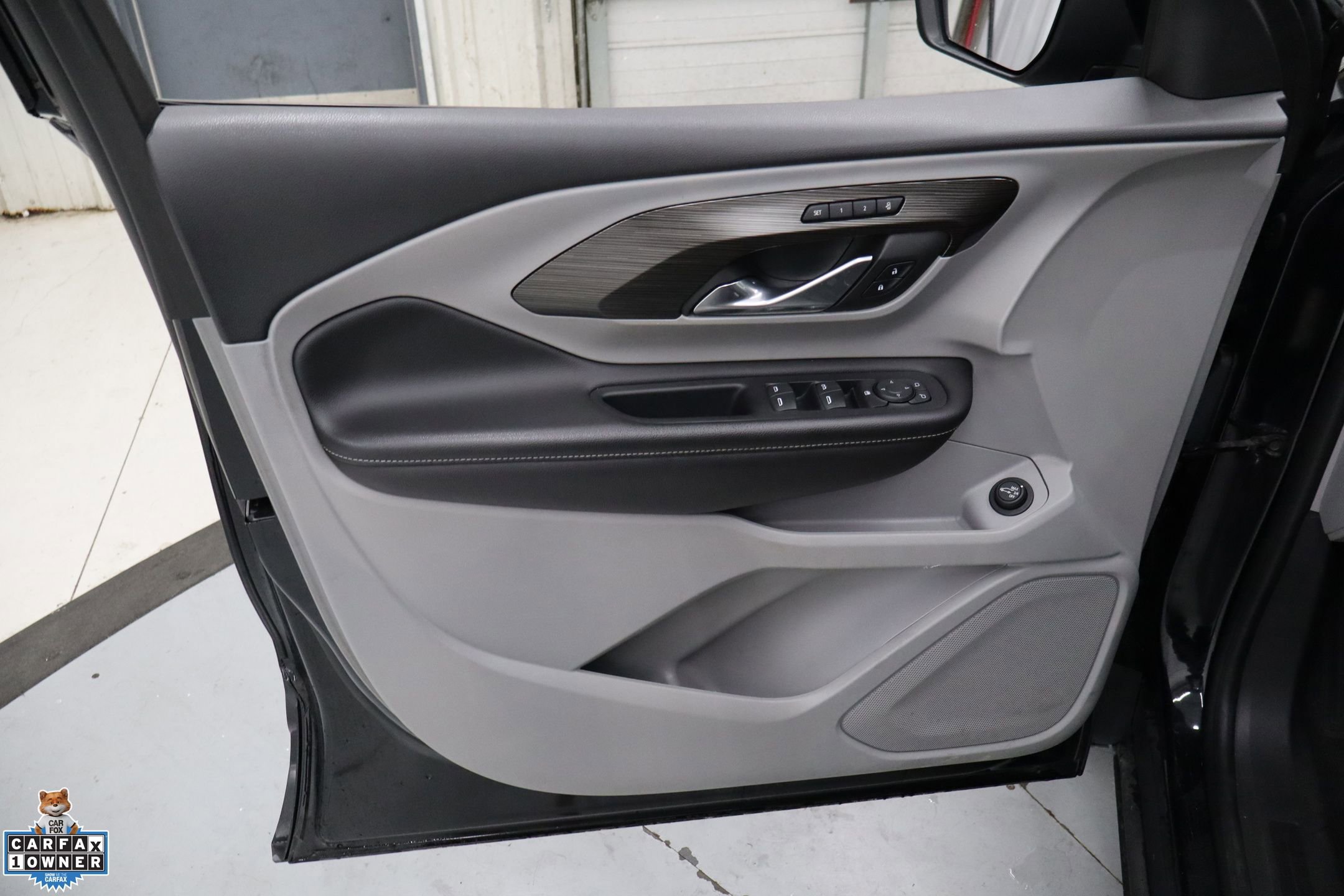 Used 2024 GMC Terrain SLT image 15