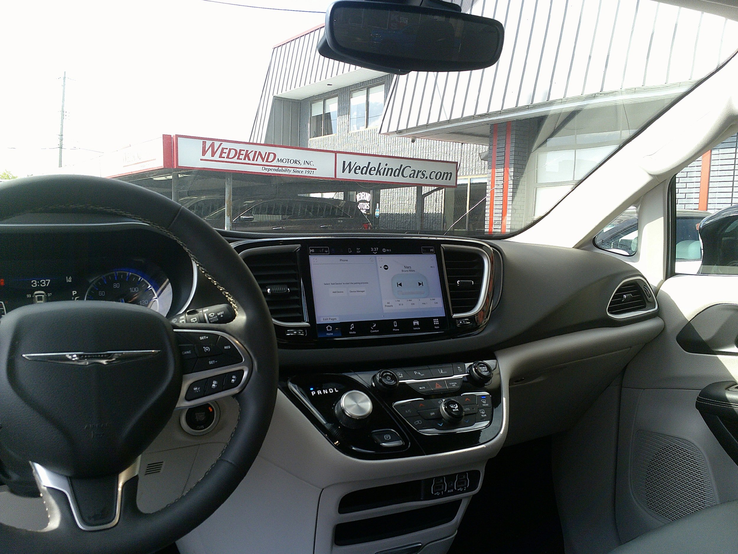 Used 2024 Chrysler Pacifica Touring-L FWD image 19