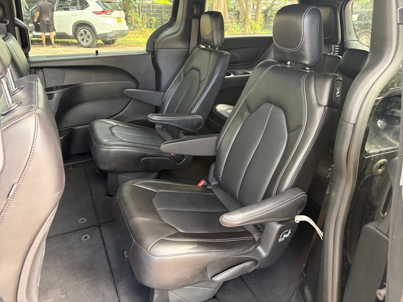 Used 2025 Chrysler Pacifica Select FWD image 39
