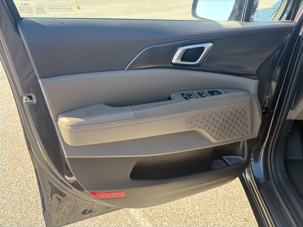 Used 2025 Kia Carnival image 13