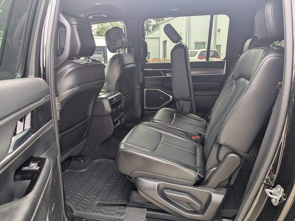 Certified 2025 Jeep Wagoneer L Series II w/ 8-pass Seating Package AWD/4WD image 15