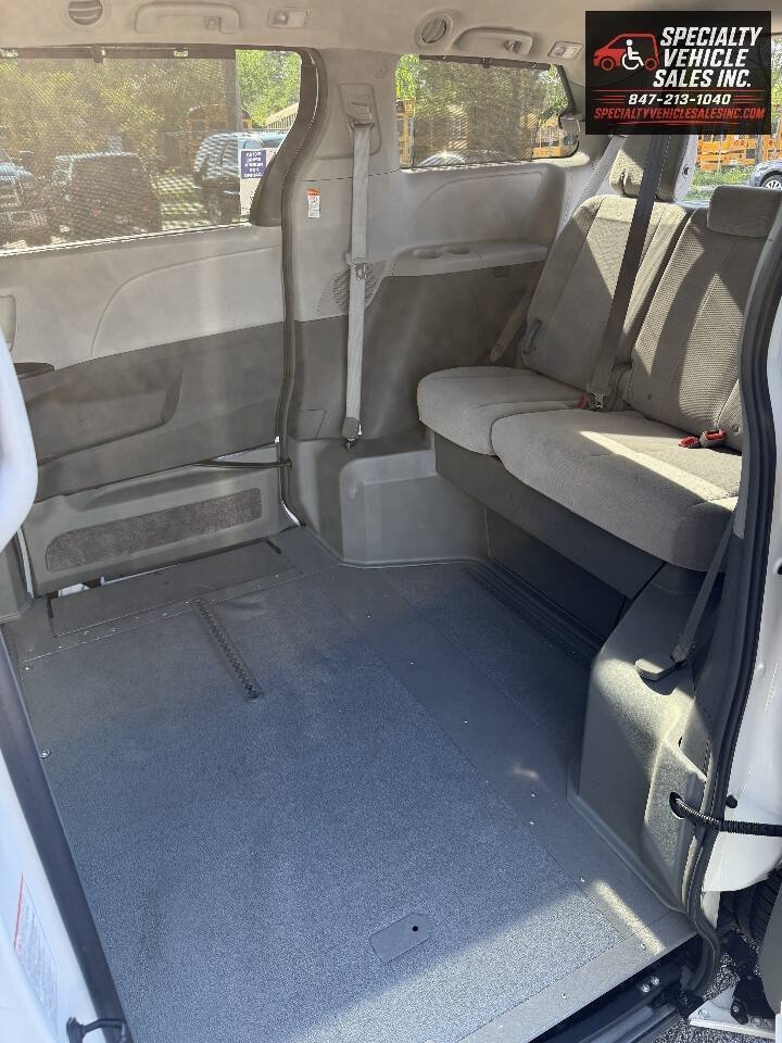 Used 2016 Toyota Sienna LE FWD image 22