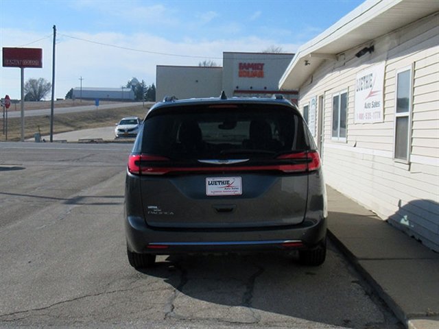 Used 2022 Chrysler Pacifica Touring-L FWD image 8