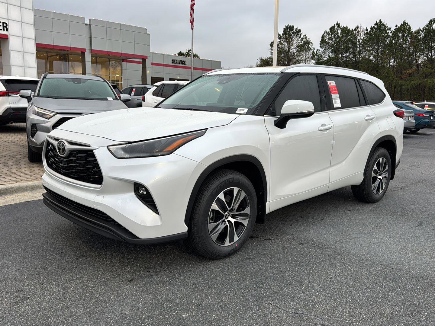 New 2026 Toyota Highlander XLE image 2