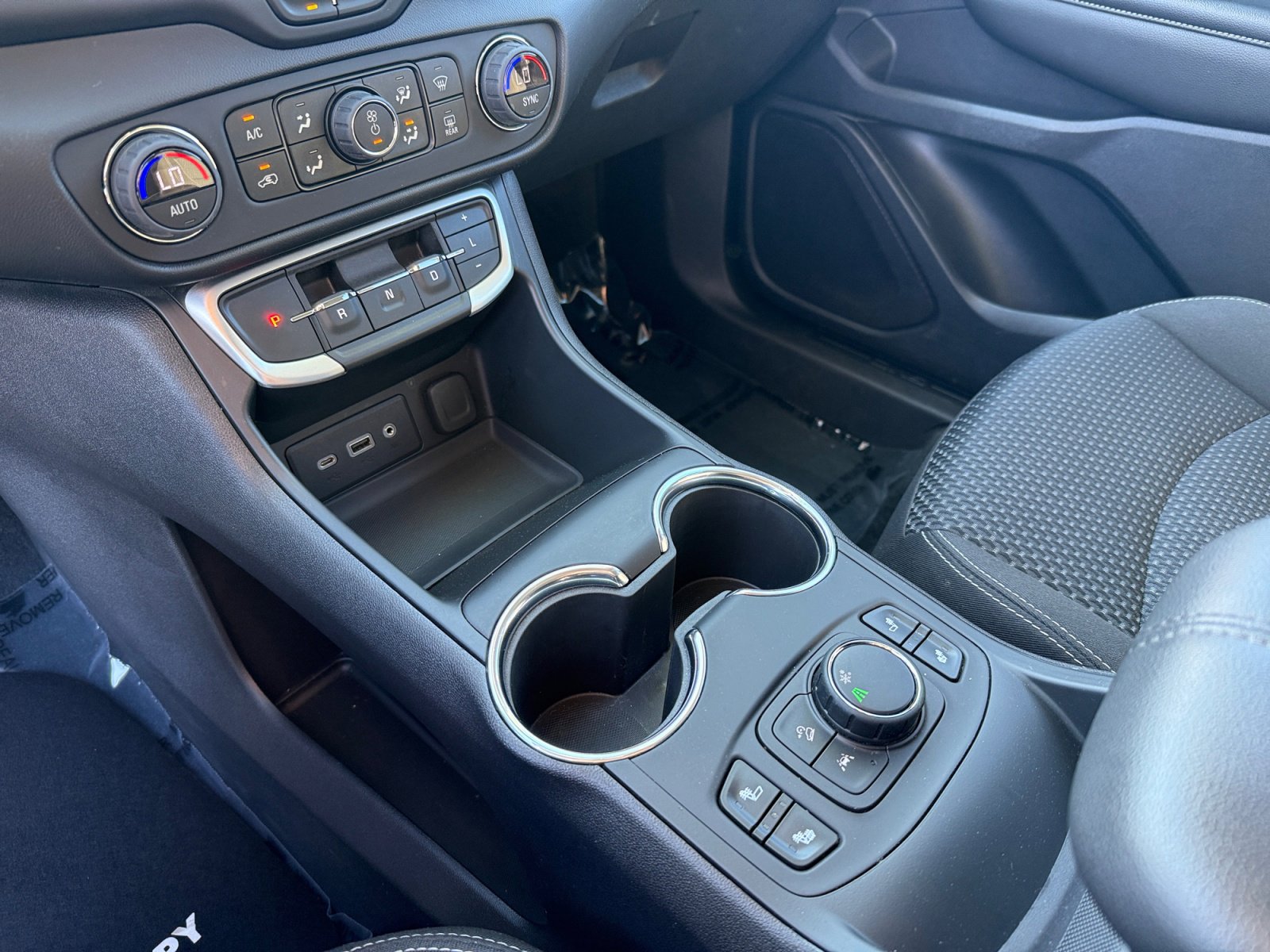 Used 2023 GMC Terrain SLE w/ Driver Convenience Package image 13