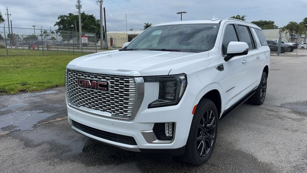 Used 2024 GMC Yukon XL Denali AWD/4WD image 3
