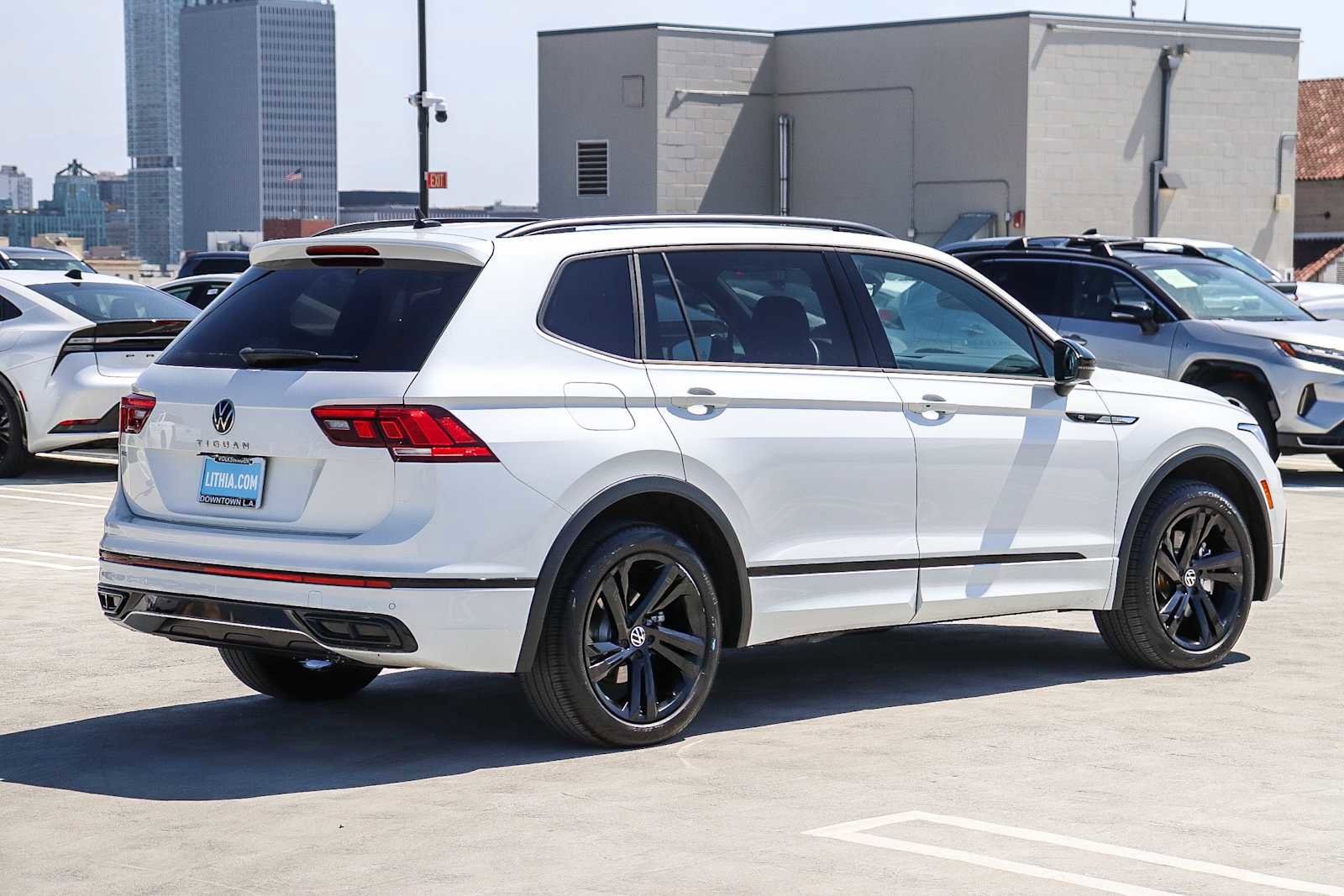 Used 2023 Volkswagen Tiguan SE R-Line FWD image 4