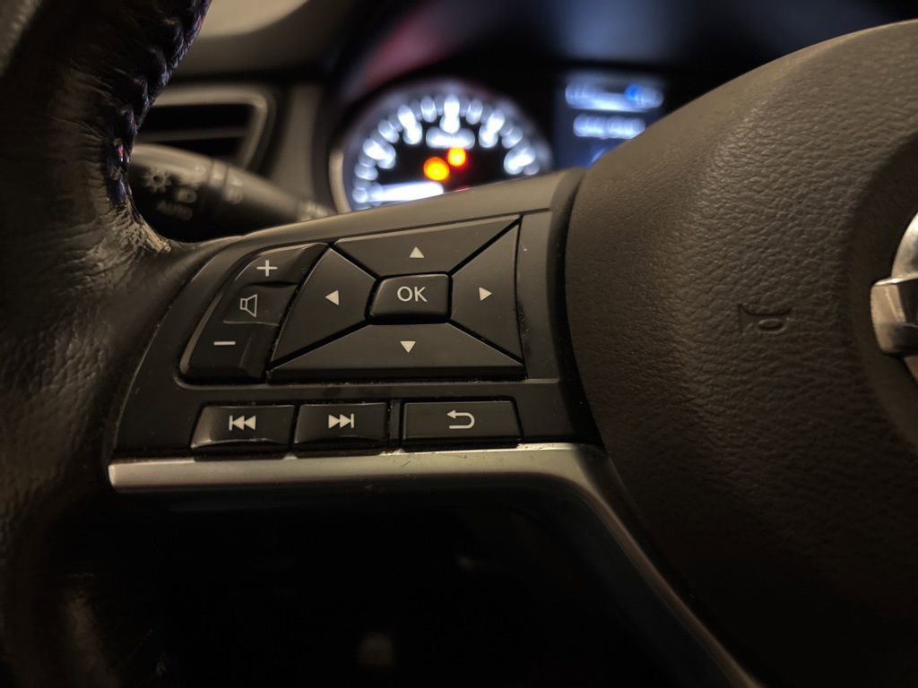 Used 2013 Nissan Rogue SV w/ Premium Pkg image 16