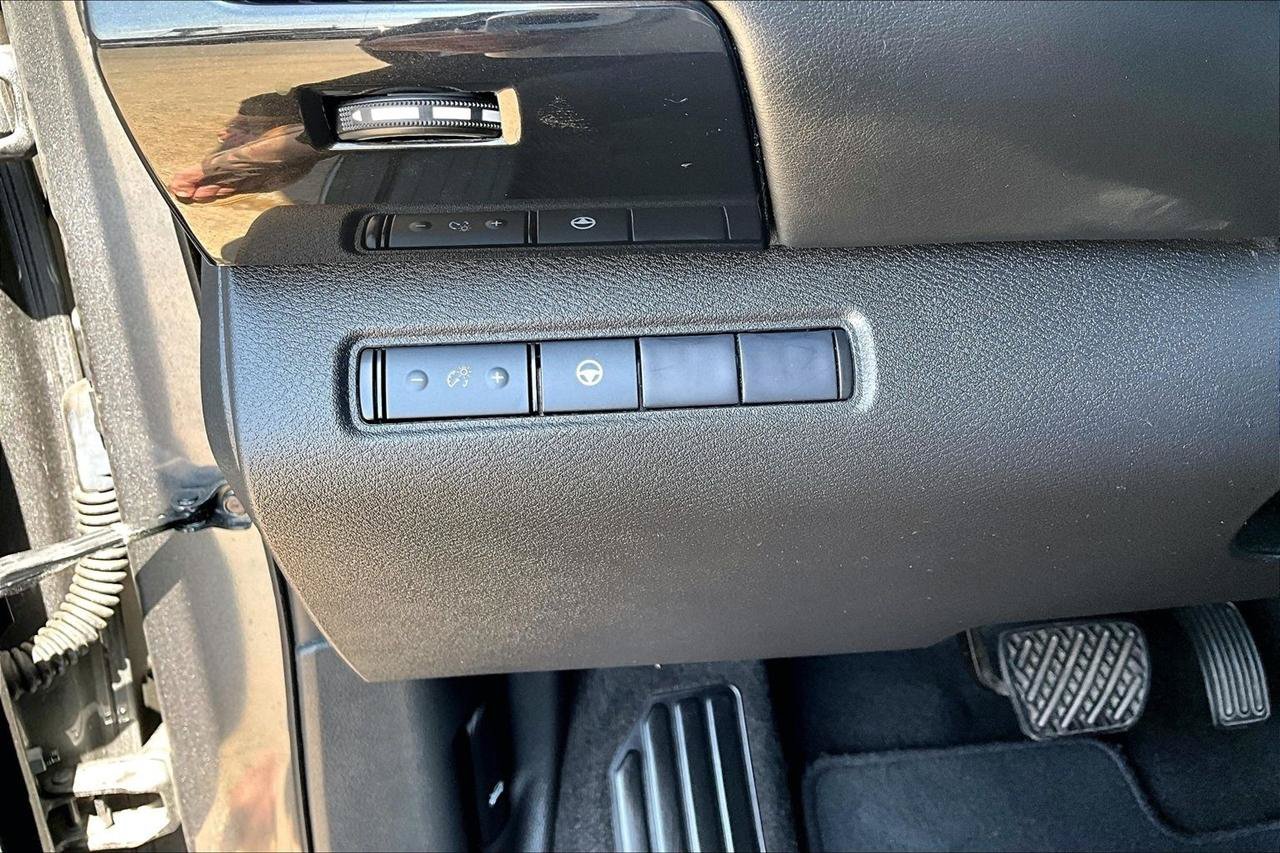 Used 2024 Nissan Pathfinder SV AWD/4WD image 36