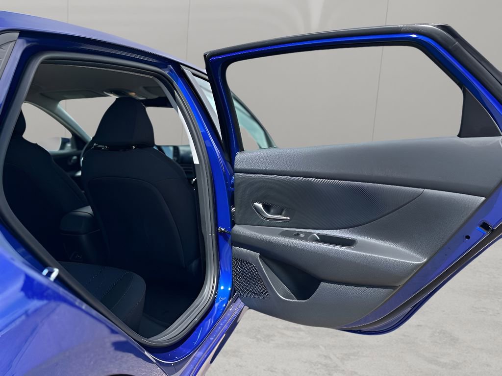 Used 2025 Hyundai Elantra SE w/ Cargo Package image 28