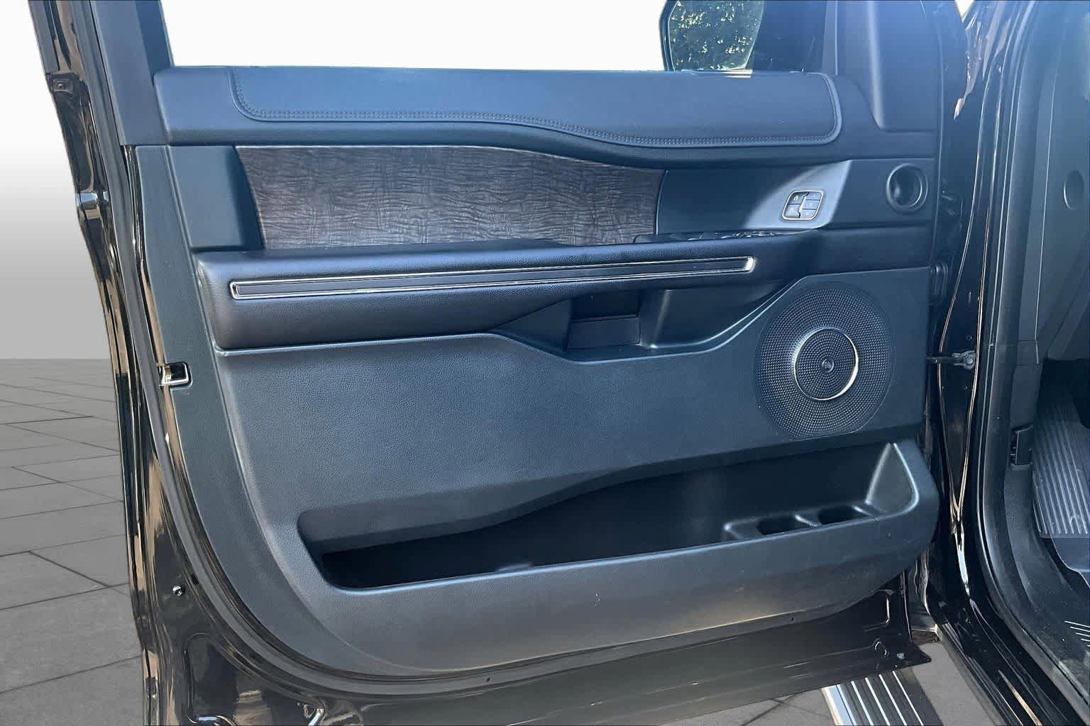 Used 2018 Ford Expedition Limited w/ Equipment Group 301A RWD image 22