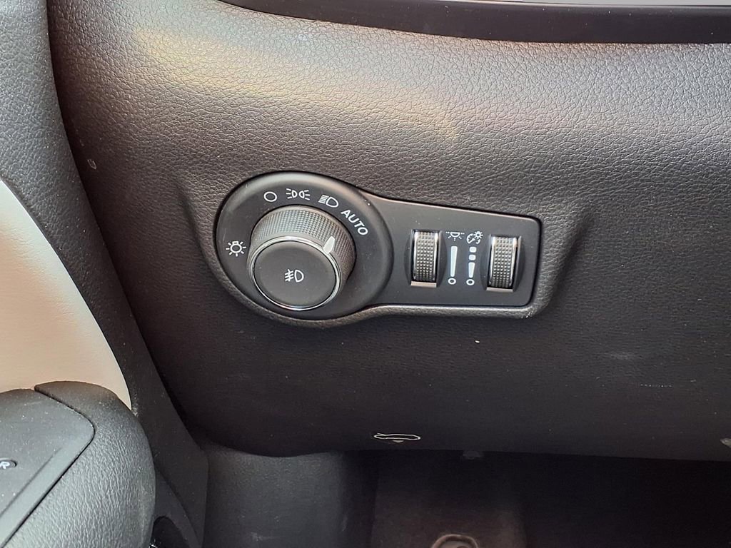 Used 2025 Jeep Compass Limited image 17