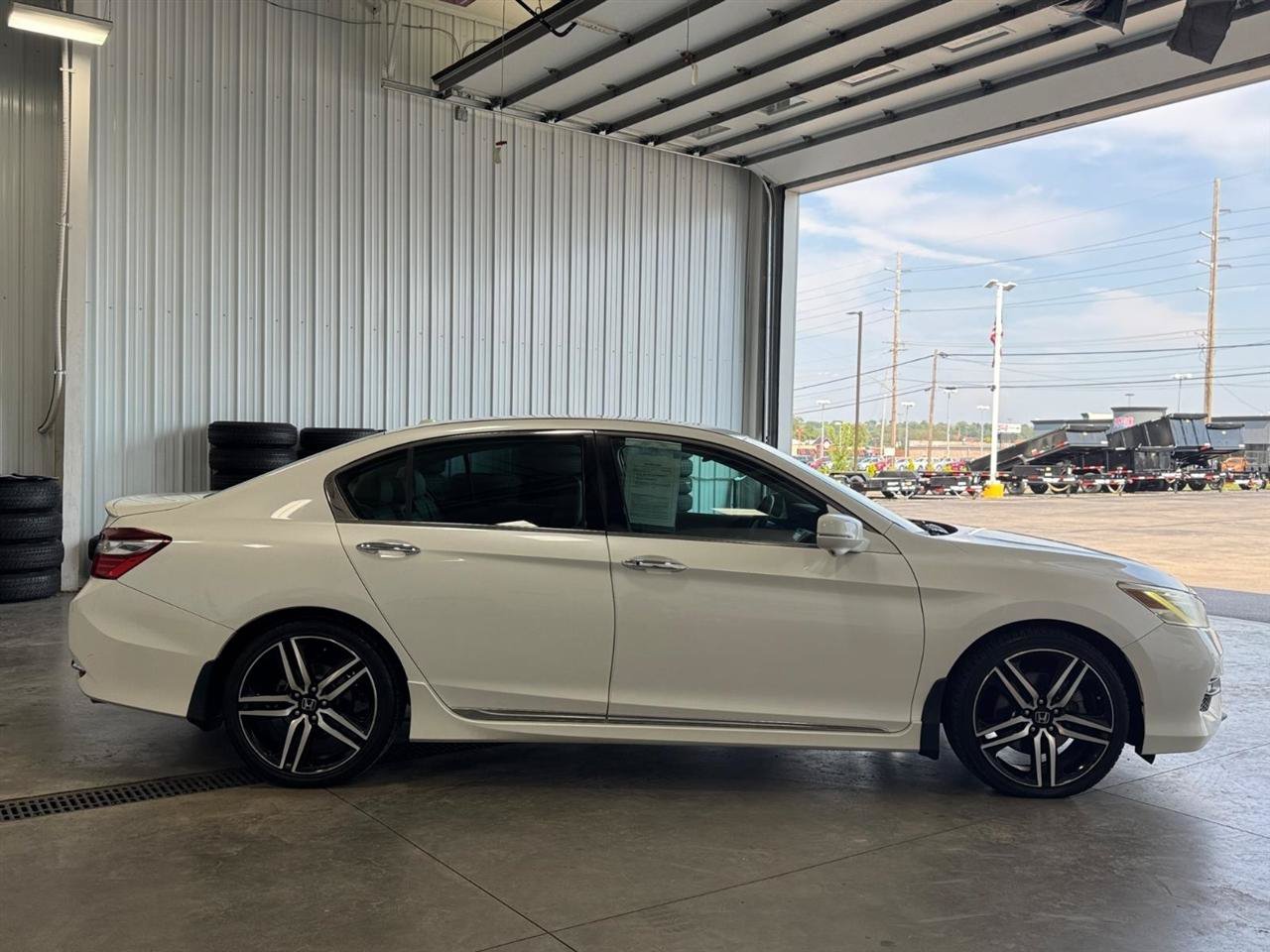 Used 2016 Honda Accord Touring image 2