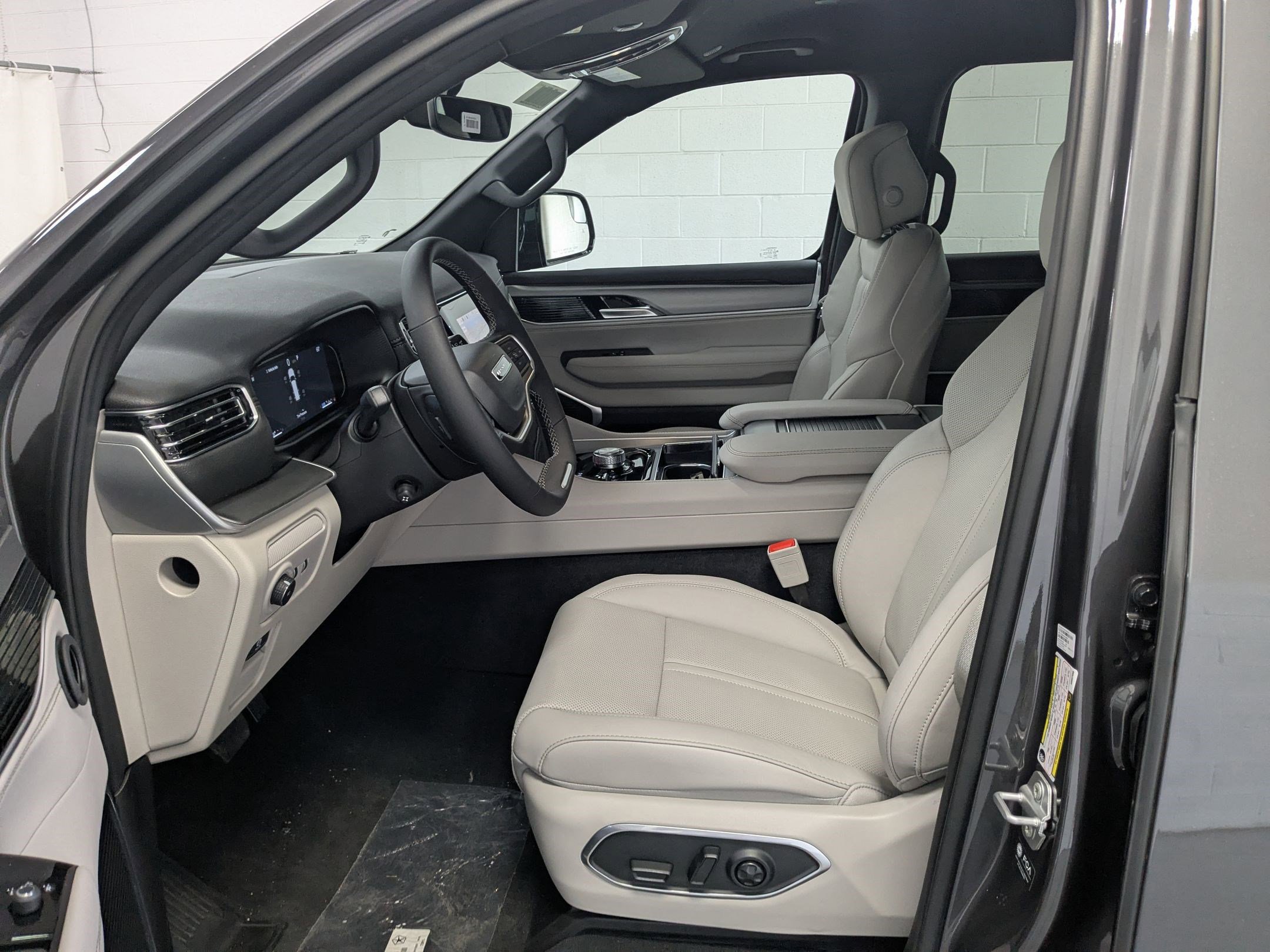 New 2025 Jeep Wagoneer Series II w/ 8-Passenger Seating Package image 15