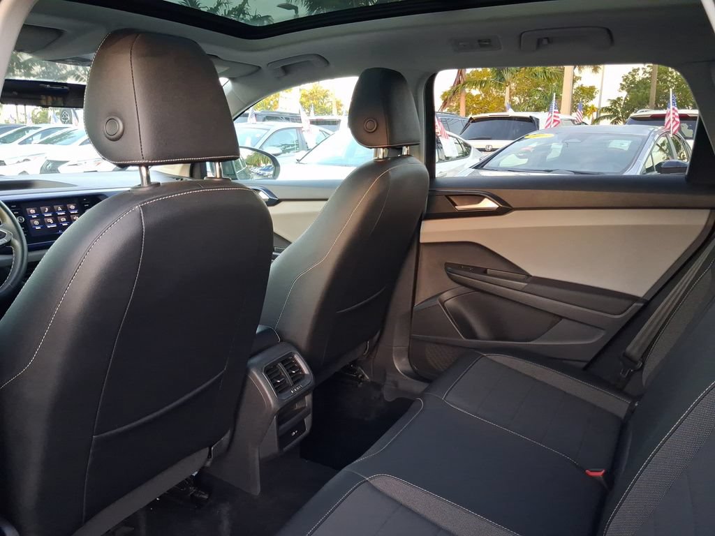 Used 2022 Volkswagen Taos SE w/ Panoramic Sunroof Package FWD image 7