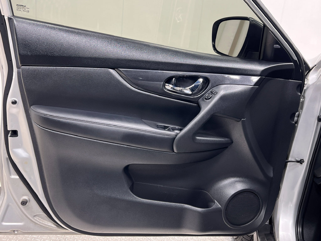 Used 2018 Nissan Rogue S AWD/4WD image 13