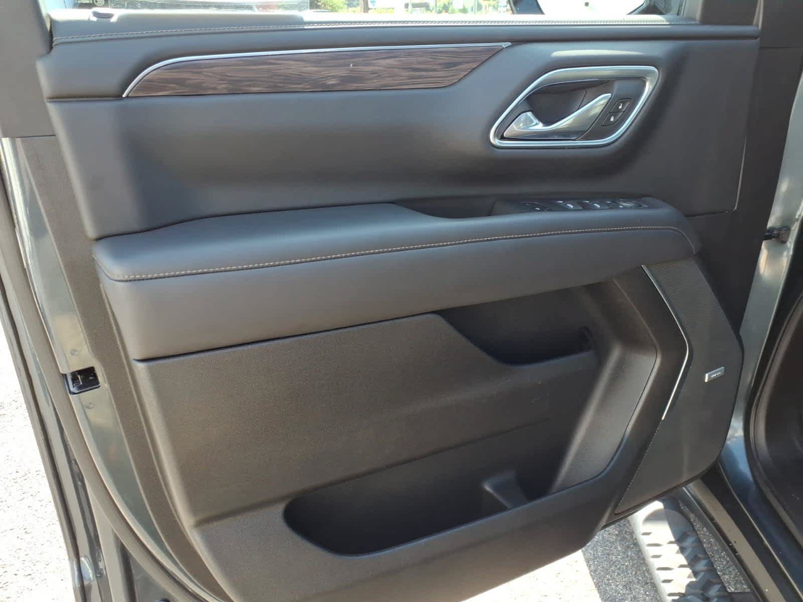 Used 2021 Chevrolet Tahoe Z71 w/ Luxury Package AWD/4WD image 8