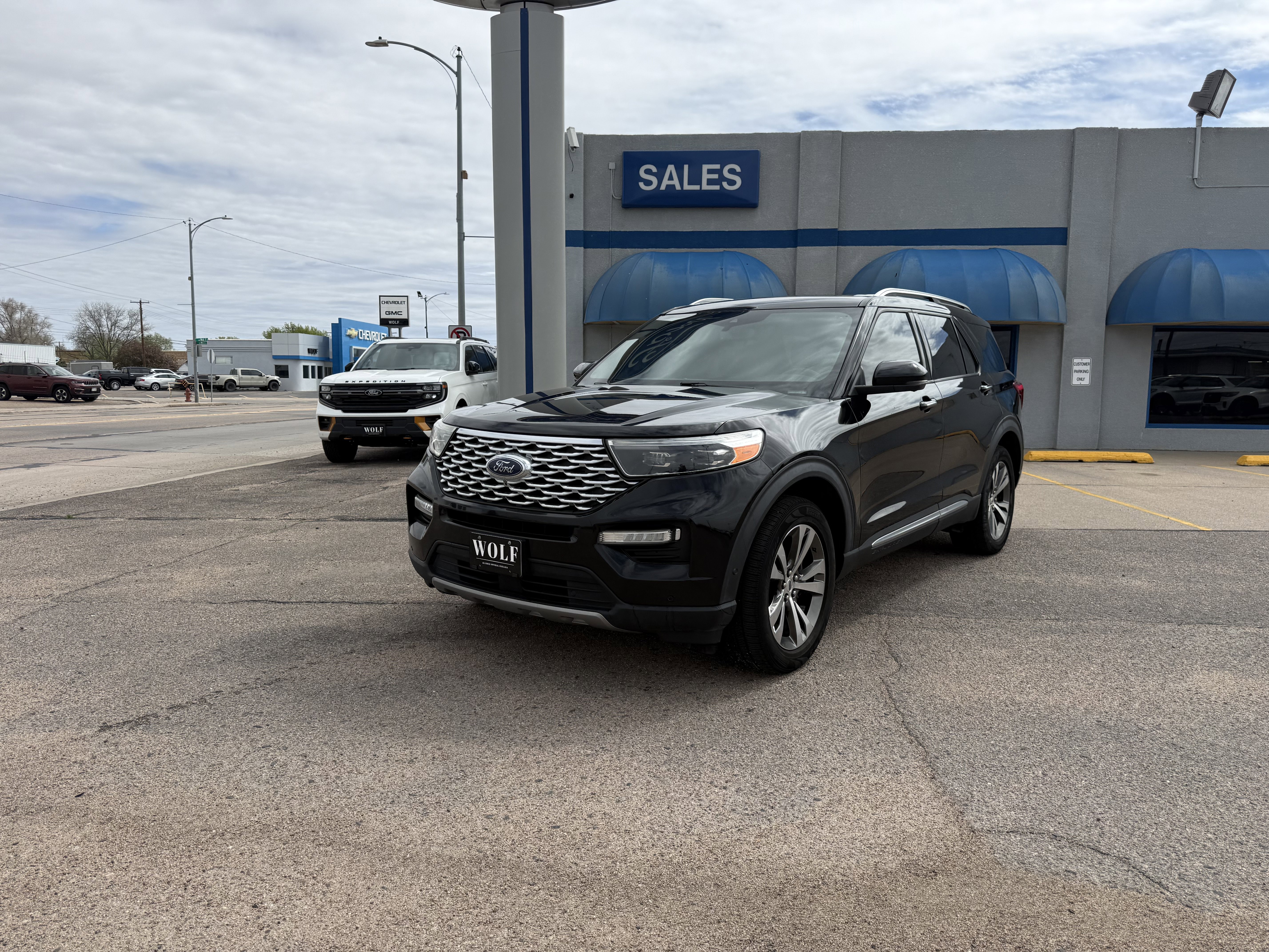 Used 2020 Ford Explorer Platinum AWD/4WD image 2