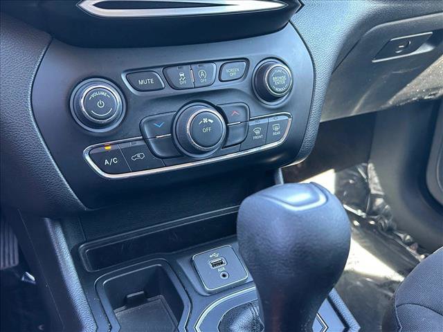 Used 2019 Jeep Cherokee Latitude w/ Popular Appearance Group FWD image 12