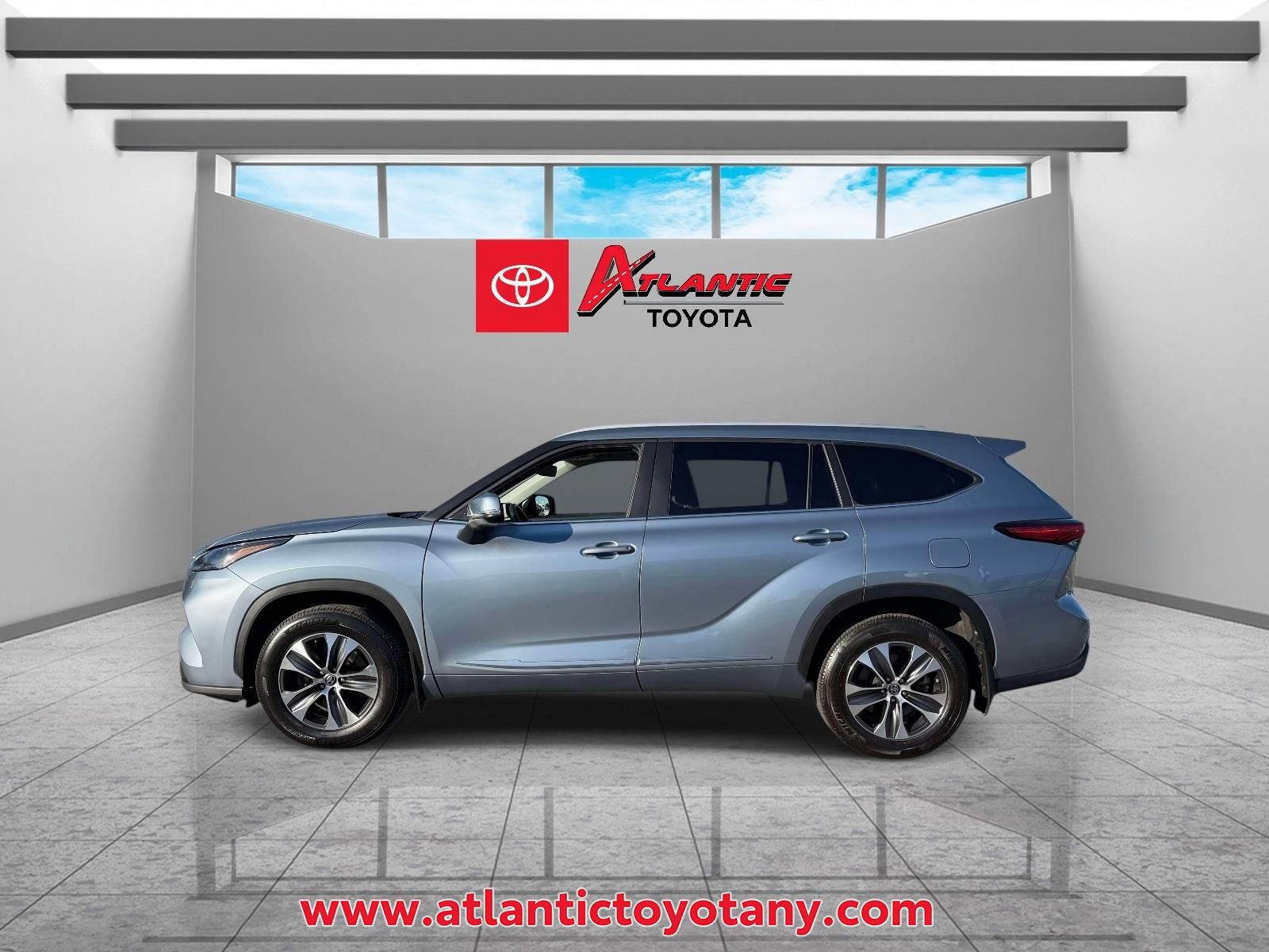 Used 2023 Toyota Highlander XLE AWD/4WD image 4