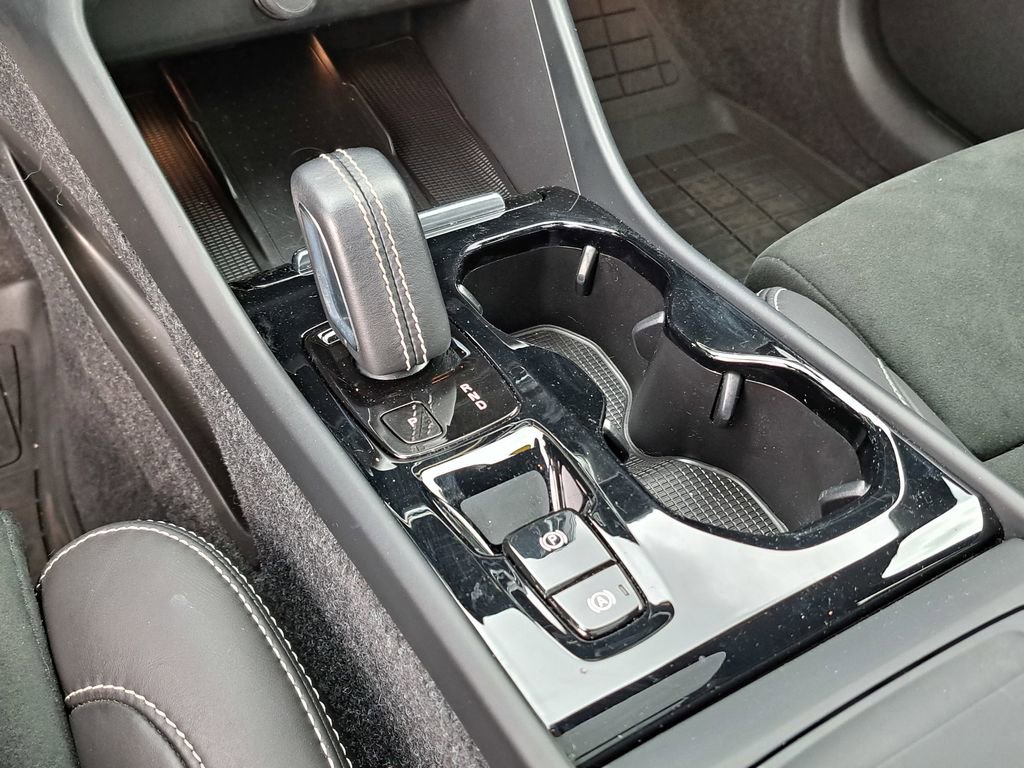 Used 2022 Volvo XC40 T5 R-Design w/ Advanced Package image 15