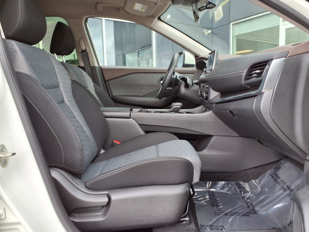 Used 2023 Nissan Rogue SV image 13