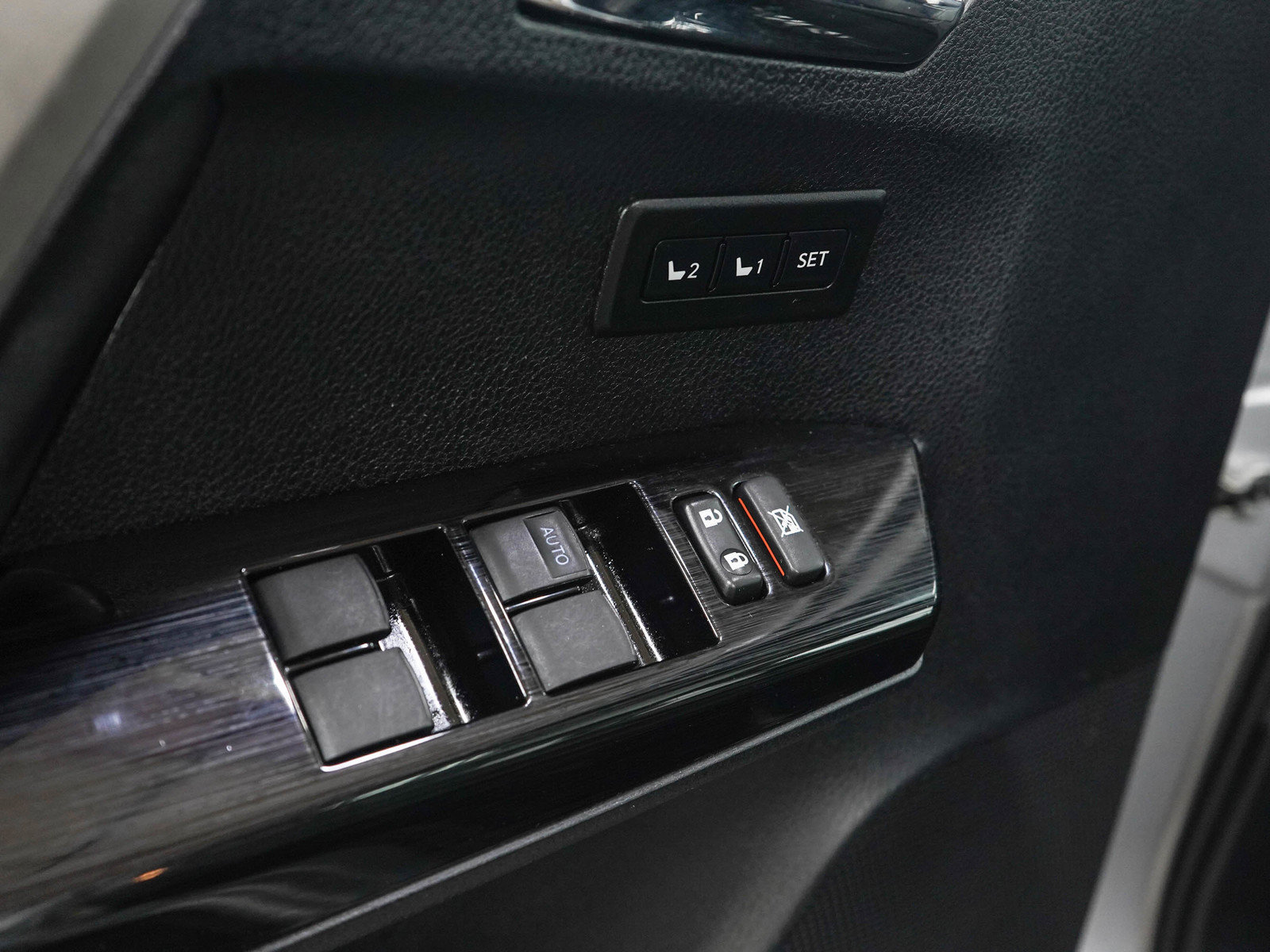 Used 2018 Toyota RAV4 Limited w/ All Weather Liner Package AWD/4WD image 22