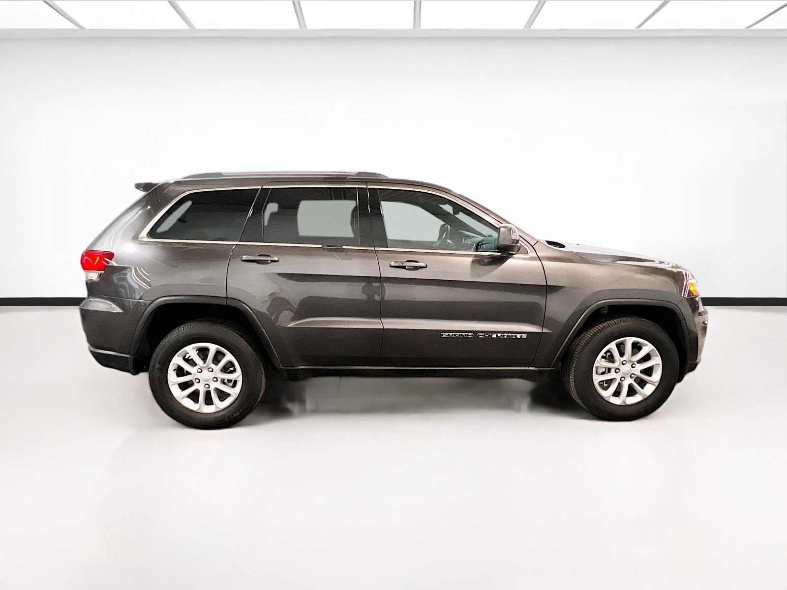 Used 2021 Jeep Grand Cherokee Laredo w/ Security & Convenience Group AWD/4WD image 23