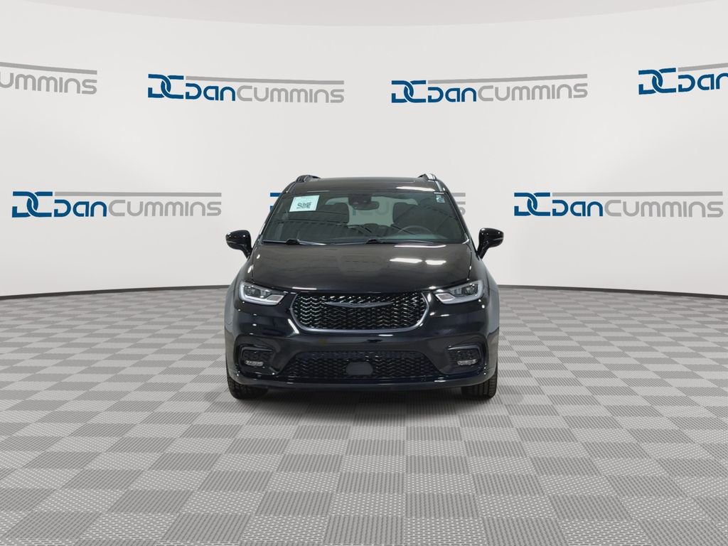 Used 2025 Chrysler Pacifica Limited image 3
