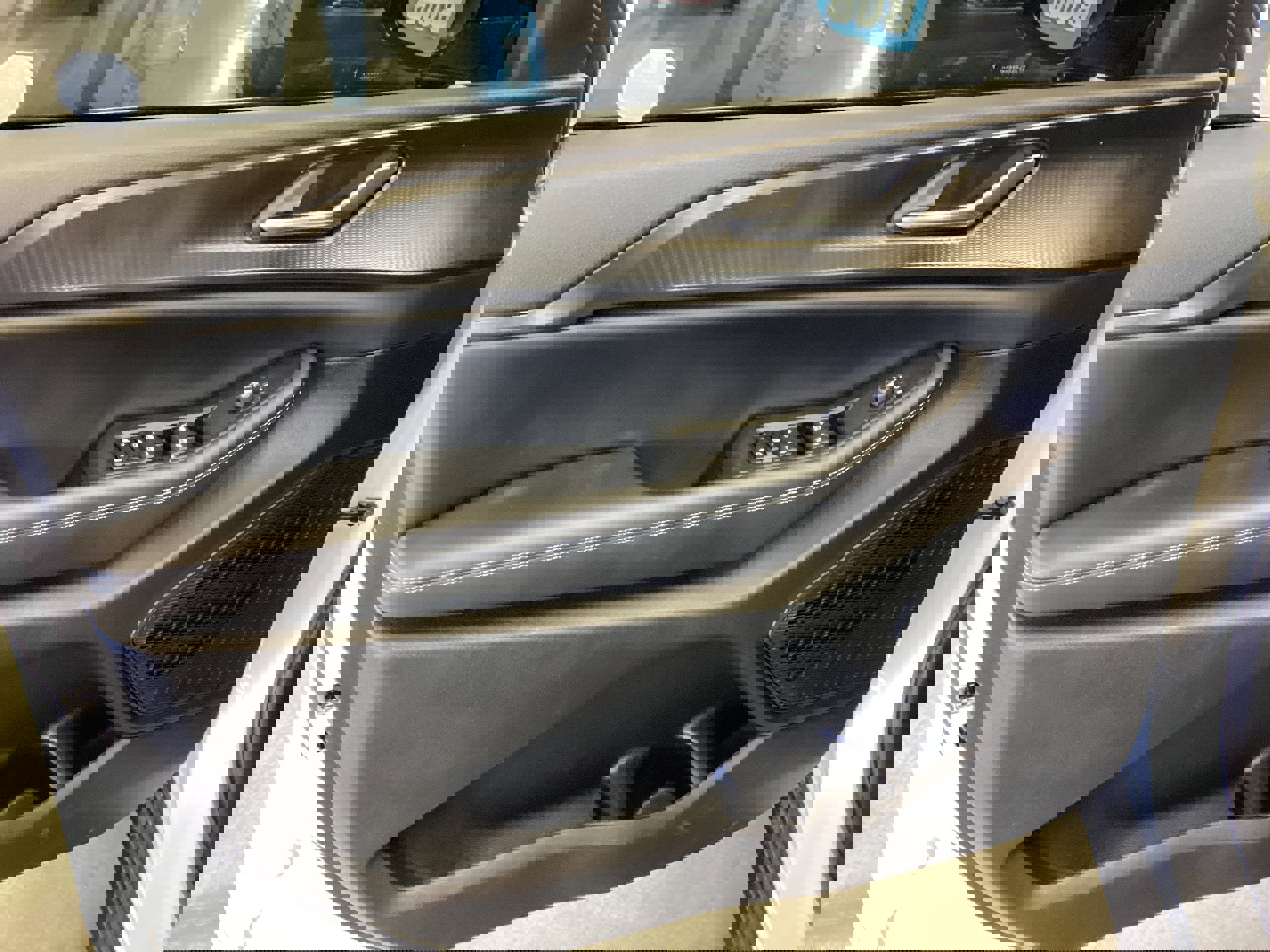 Used 2024 Jeep Grand Cherokee Altitude image 13