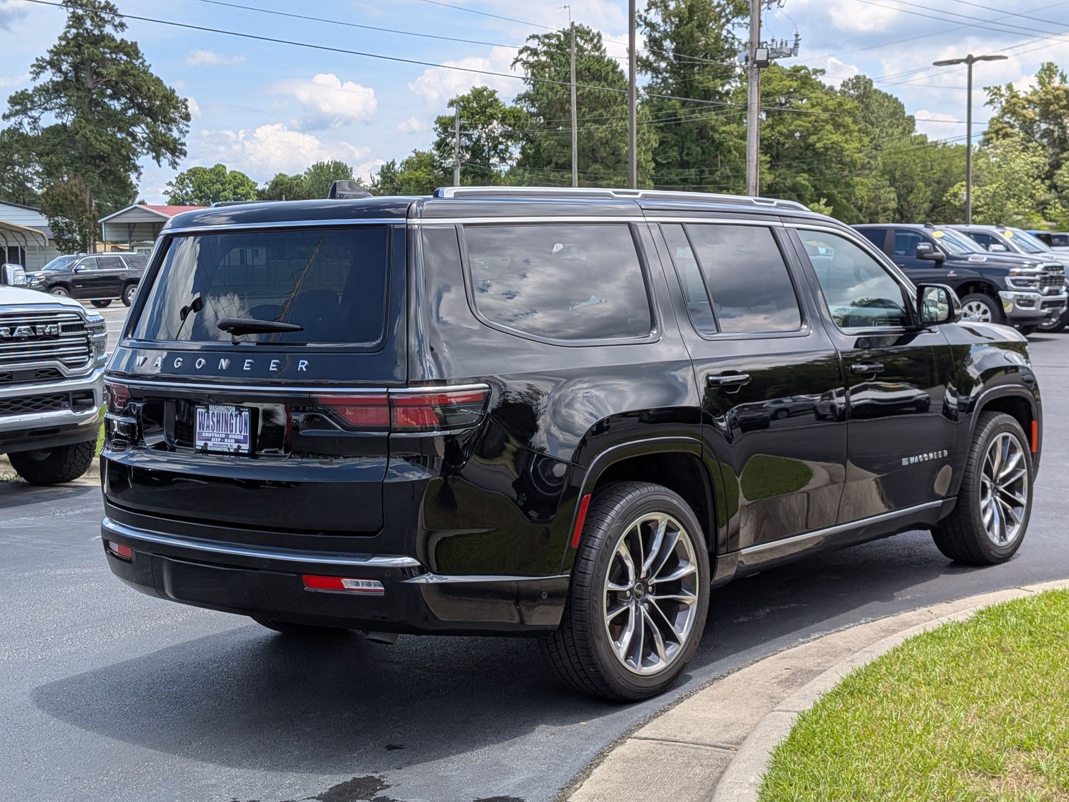 Certified 2025 Jeep Wagoneer Series III w/ Premium Group I AWD/4WD image 5